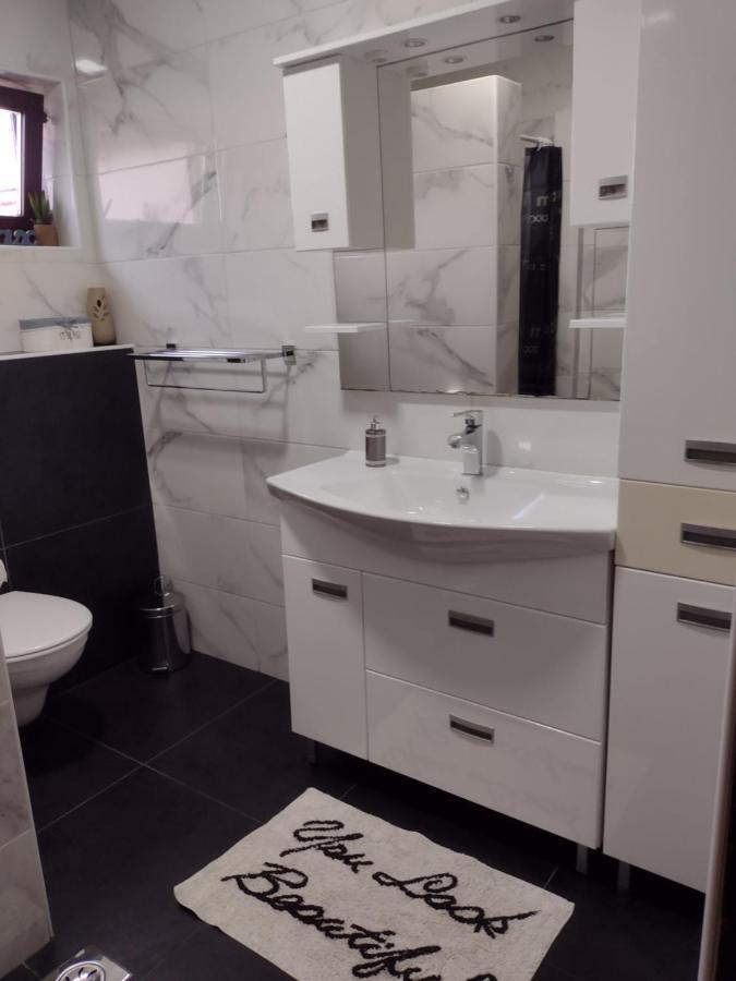 Apartment Petra I Nikola เซลิสเต เดรซิสโก ภายนอก รูปภาพ
