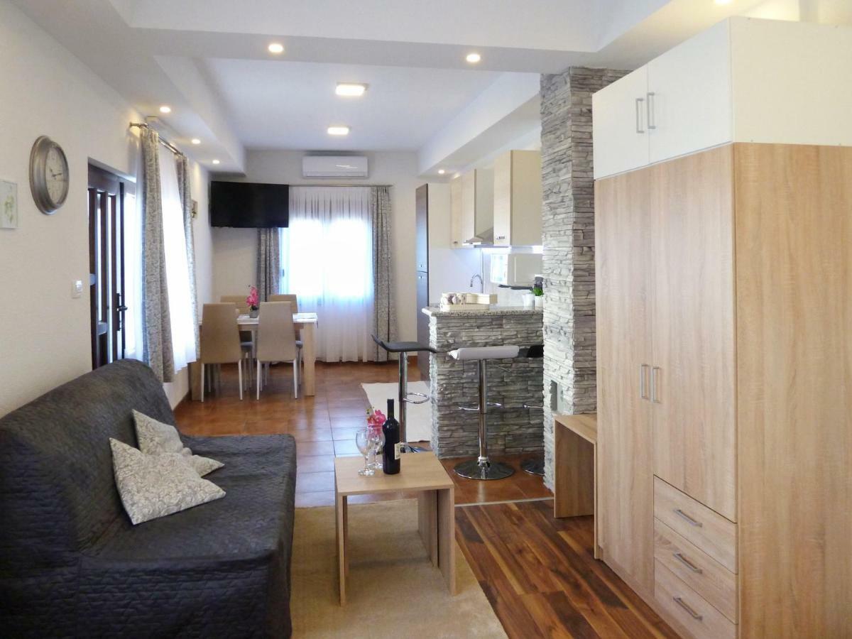 Apartment Petra I Nikola เซลิสเต เดรซิสโก ภายนอก รูปภาพ